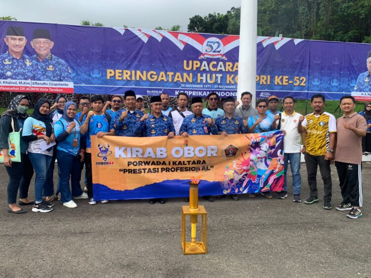 Kontingen Tarakan berfoto bersama Wali Kota Tarakan, Khairul