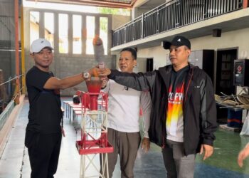 Ketua PWI Nunukan, Hendra bersama Ketua SIWO PWI, Alamsyah. dan Perwakilan Koni saat pembakaran obor menandakan Porwakab resmi dimulai