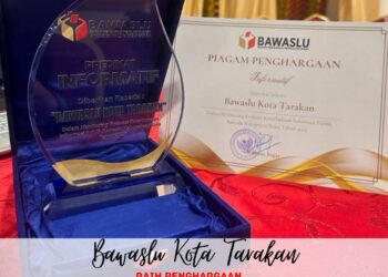 Piagam penghargaan PPID terbaik se- Kaltara (Foto: Instagram Bawaslu Tarakan)