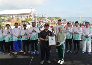 Bupati Nunukan, Asmin Laura Hafid saat menerima penghargaan rekor MURI dari Senior Customer Relations Manager MURI, Andre Purwandono