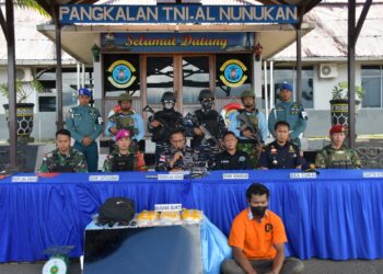 Pelaku saat ditampikan dalam pers rilis Lanal Nunukan