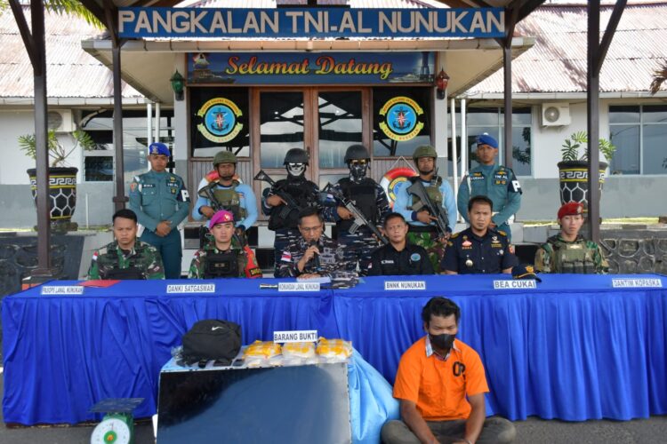 Pelaku saat ditampikan dalam pers rilis Lanal Nunukan