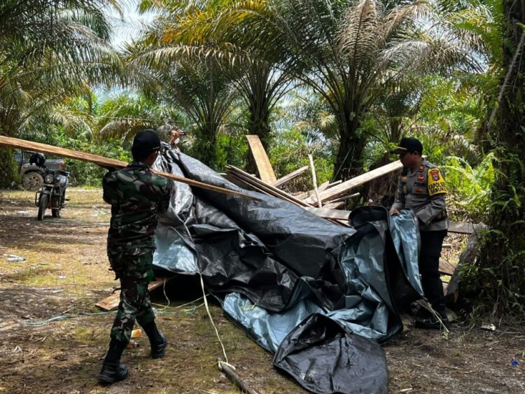 Aparat Gabungan TNI-Polri Obok-obok Arena Sabung Ayam di Sebuku