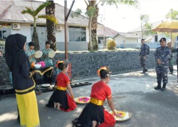 Bupati Laura menyambut hangat komandan guspurla koarmada II dengan tarian penyambutan tepung tawar