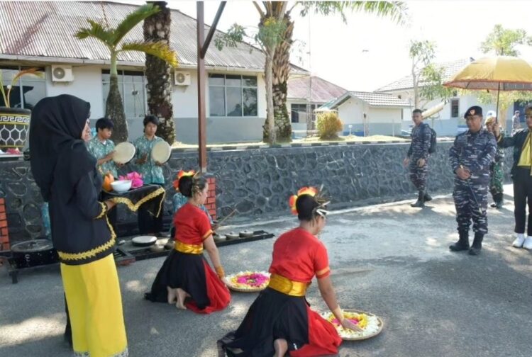 Bupati Laura menyambut hangat komandan guspurla koarmada II dengan tarian penyambutan tepung tawar