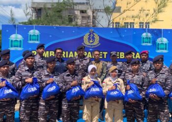 Hari Kedua Bazar Murah, Danlantamal Bagikan Paket Sembako ke Prajurit, PNS dan Purnawirawan TNI