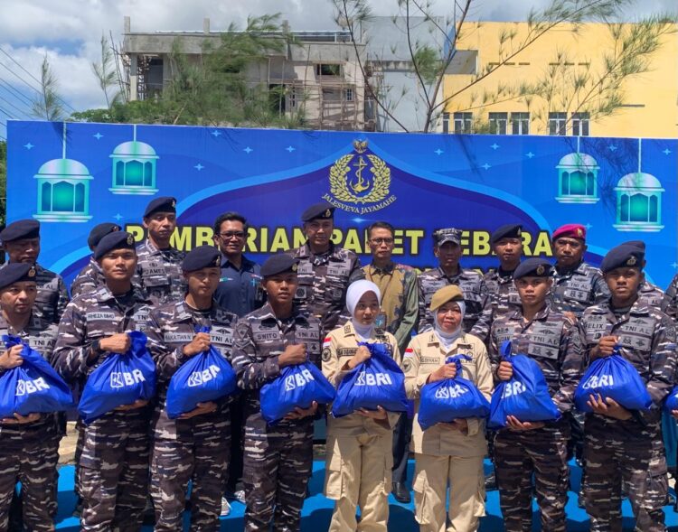 Hari Kedua Bazar Murah, Danlantamal Bagikan Paket Sembako ke Prajurit, PNS dan Purnawirawan TNI