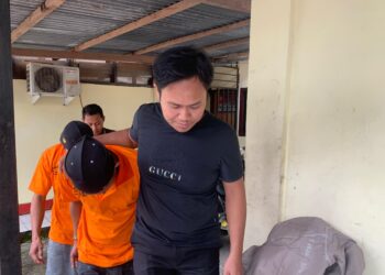 Kedua pelaku pencuri sepeda saat diamankan.