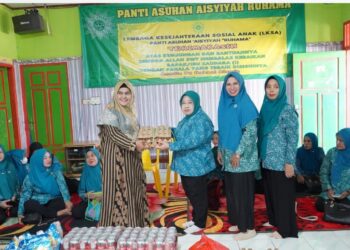 Ramadan Berbagi, Sri Kustarwati Salurkan Bantuan dan Berbelanja Takjil