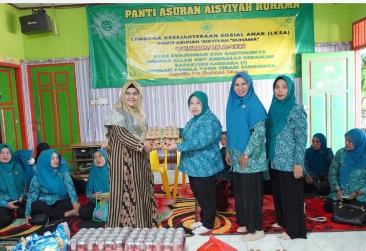 Ramadan Berbagi, Sri Kustarwati Salurkan Bantuan dan Berbelanja Takjil