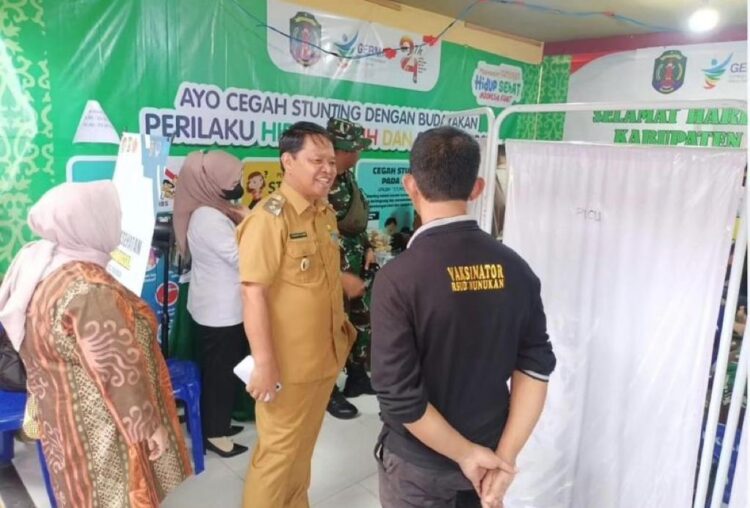 Wakil Bupati Nunukan H Hanafiah saat menyaksikan khitanan massal