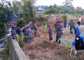 Tampak personel TNI-Polri sedang melakukan kegiatan bersih sungai