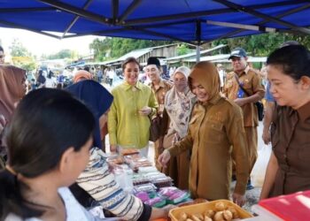 Bupati Laura Borong Takjil di Pasar Giliran Mamolo dan Sedadap