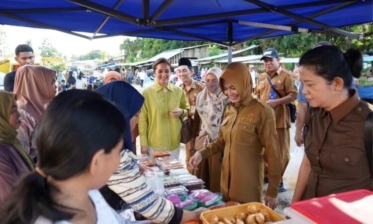 Bupati Laura Borong Takjil di Pasar Giliran Mamolo dan Sedadap