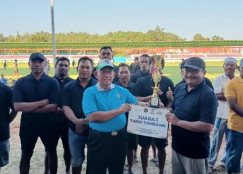 Wakil Wali Kota Tarakan, Effendhi Djuprianto, saat menyerahkan piala kepada pemenang Lomba Olahraga Tradisional Tarik Tambang