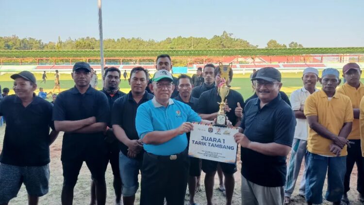 Wakil Wali Kota Tarakan, Effendhi Djuprianto, saat menyerahkan piala kepada pemenang Lomba Olahraga Tradisional Tarik Tambang