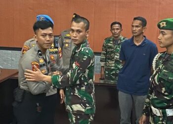 Rusuh TNI vs Polisi di Makassar Berakhir dengan Pelukan