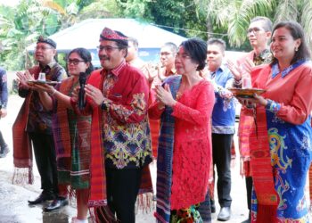 MANORTOR: Tampak Pjs. Gubernur Kaltara Togap Simangunsong bersama Istri br.Simarmata manortor bersama rombongan Pemprov Kaltara di acara Pesta Gotilon HKBP Tarakan, Minggu 6 Oktober 2024.