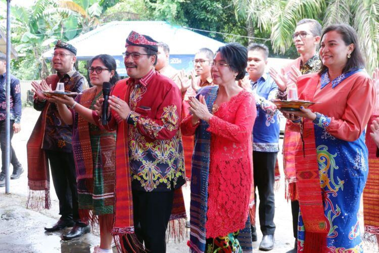 MANORTOR: Tampak Pjs. Gubernur Kaltara Togap Simangunsong bersama Istri br.Simarmata manortor bersama rombongan Pemprov Kaltara di acara Pesta Gotilon HKBP Tarakan, Minggu 6 Oktober 2024.