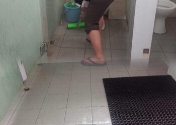 Petugas Pelabuhan SDF sedang membersihkan toilet