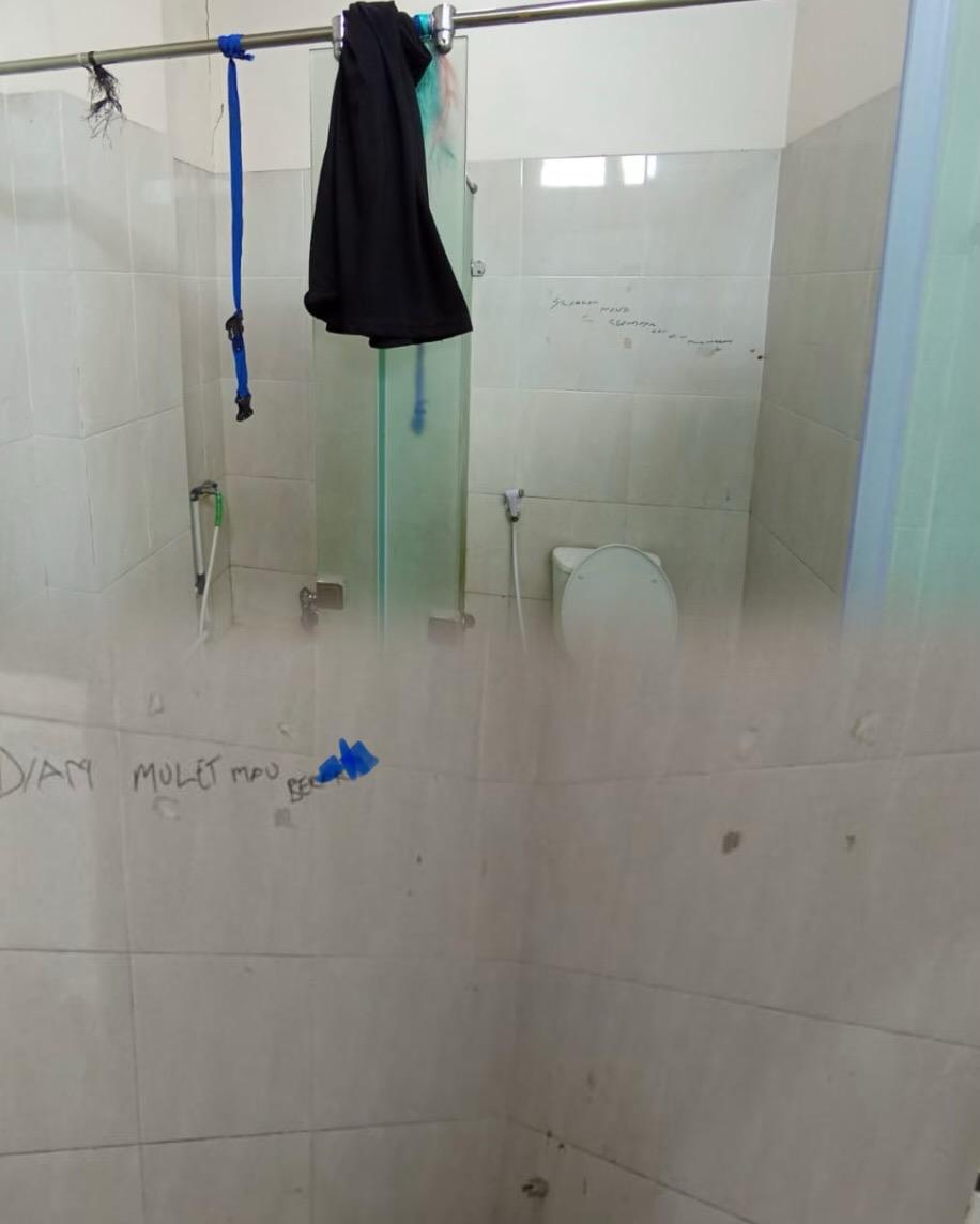 Keterangan : Tampak coretan dan celana tergantung di pintu toilet SDF Tarakan