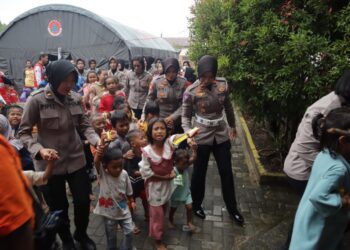 Trauma Healing Anak-anak Korban Kebakaran oleh Polwan Polres Tarakan