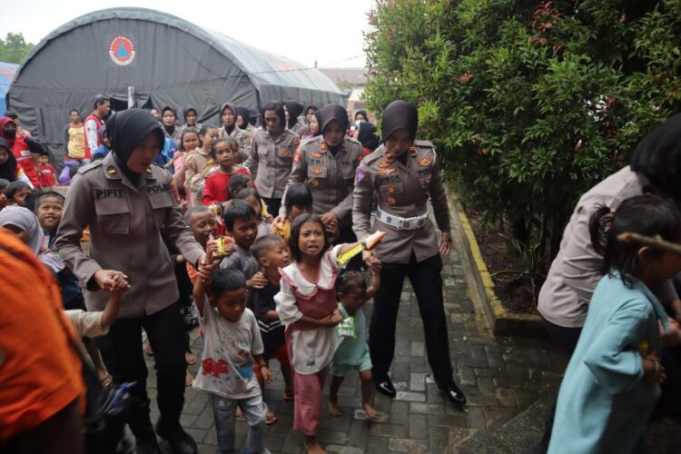 Trauma Healing Anak-anak Korban Kebakaran oleh Polwan Polres Tarakan