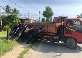 Potret Humanis Personel Polres Malinau Bantu Dorong Truk Amblas