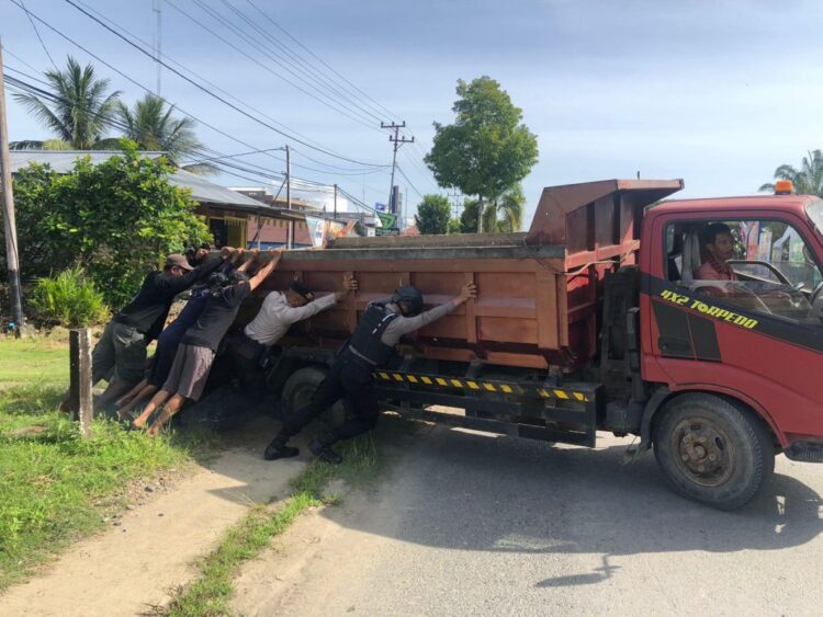 Potret Humanis Personel Polres Malinau Bantu Dorong Truk Amblas