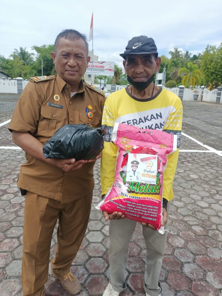 Penyerahan bingkisan kepada pahlawan veteran ( Foto : Humas Pemkab Nunukan)
