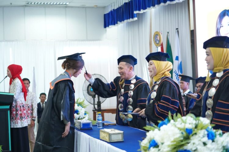 oliteknik Negeri Nunukan (PNN) melaksanakan prosesi wisuda ke- 1 Program Diploma III (FOTO : Humas Pemkab Nunukan)