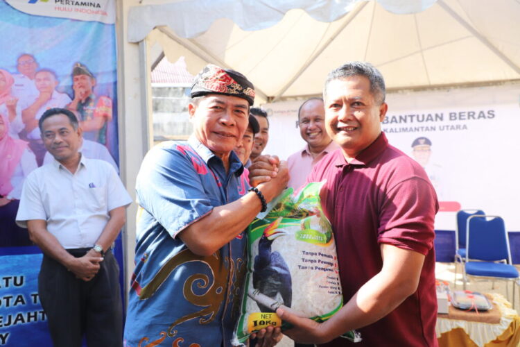 Gubernur Zainal saat memberikan bantuan sembako